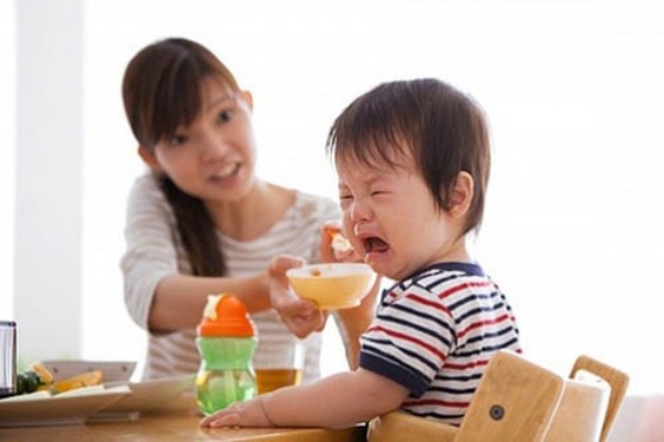Cha mẹ không nên ép ăn quá sức của trẻ